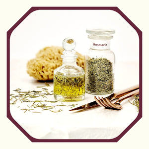Rosmarin im Glas neben einer kleinen Flasche Rosmarin-Mandel-Öl, einem Naturschwamm, Rosmarinnadeln und Besteck
