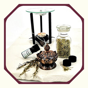 Rosmarin im Glas neben einem Räuchergefäß, Ätherischem Öl Rosmarin, Rosmarin, Duftlampe mit brennender Kerze, zwei Stück Kohle