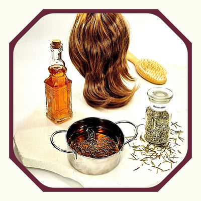 Rosmarin im Glas, daneben eine braune Frauenperücke, eine Haarbürste, eine Flasche mit Rosmarin Haarwasser, ein Topf mit Rosmarin-Haarwasser, Rosmarinnadeln