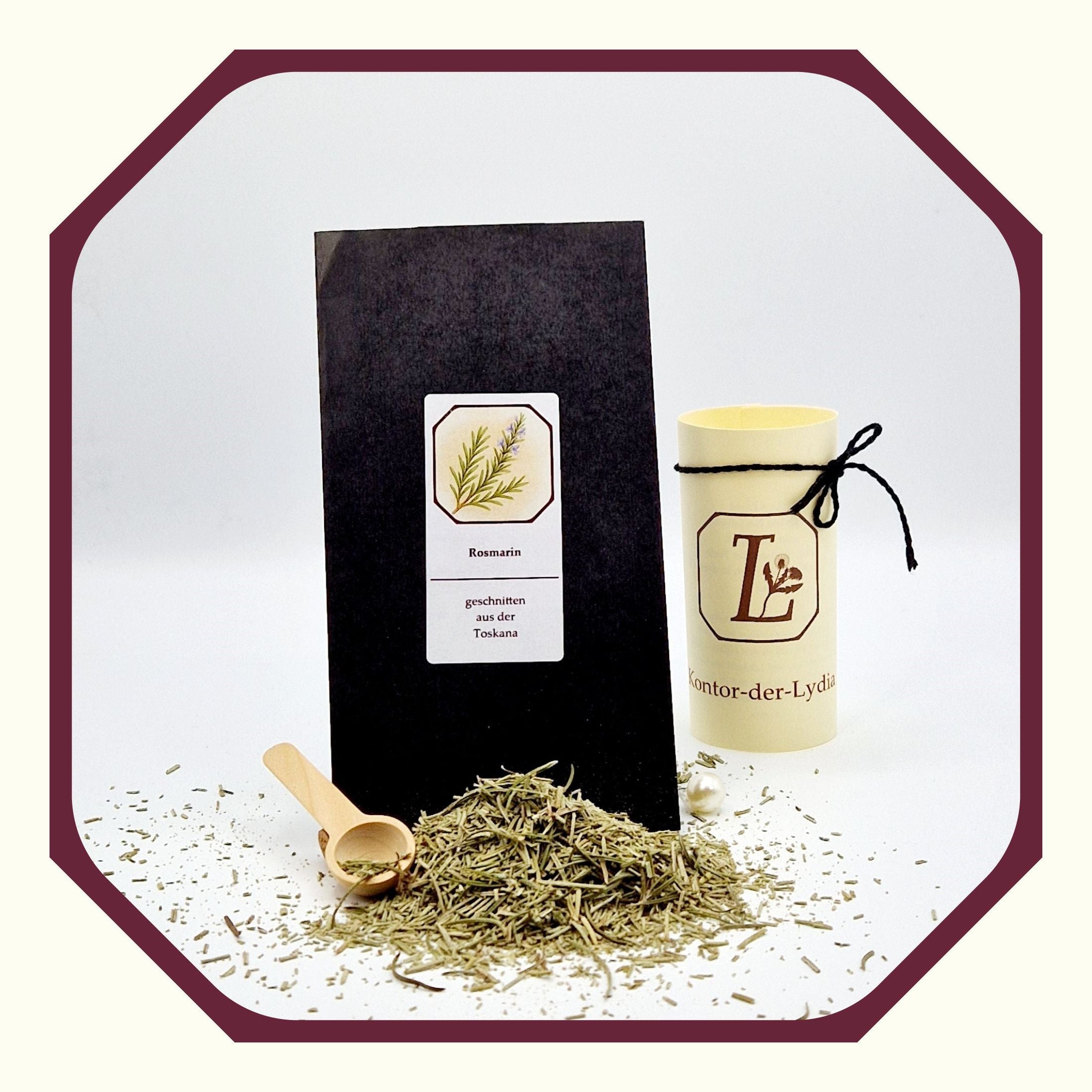 Eine Perle, eine rund gefaltete Karte mit schwarzem Schleifenband, ein schwarzer Beutel gefüllt mit Rosmarin aus der Toskana, lose Rosmarin-Nadeln vor dem Beutel, ein Kräuter-Löffel