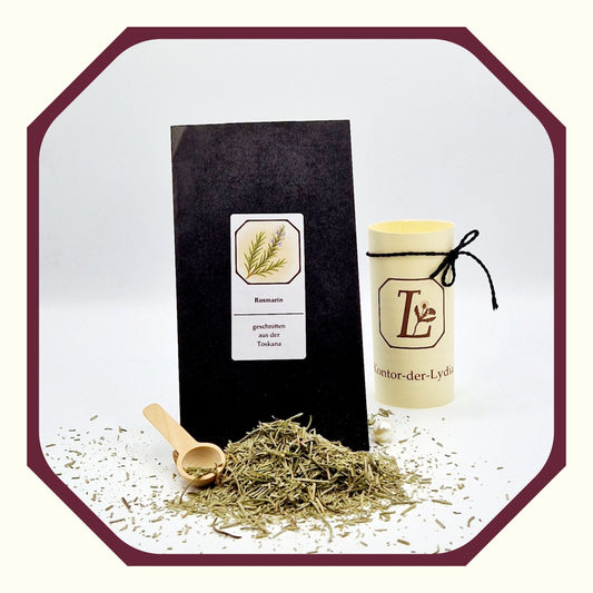 Eine Perle, eine rund gefaltete Karte mit schwarzem Schleifenband, ein schwarzer Beutel gefüllt mit Rosmarin aus der Toskana, lose Rosmarin-Nadeln vor dem Beutel, ein Kräuter-Löffel